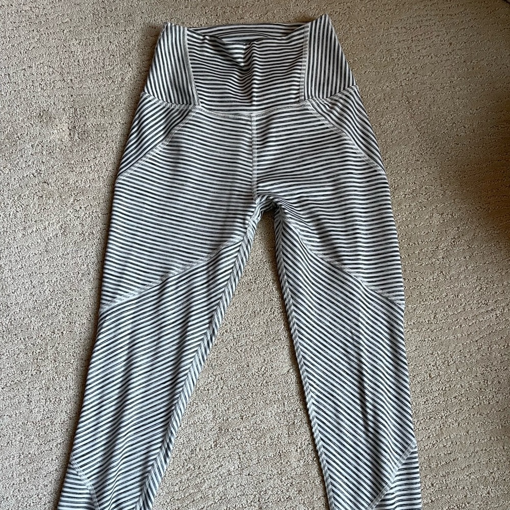Beyond Yoga striped gray leggings size M